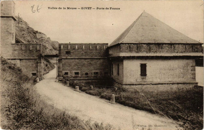 Carte postale ancienne Givet Porte de France, Vallée de la Meuse à Givet