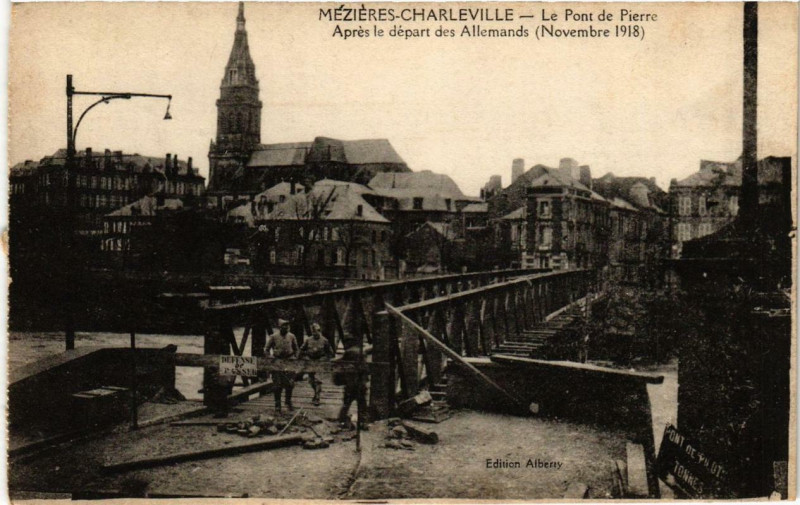Carte postale ancienne Charleville Le Pont de pierre, apres le départ des Allemands