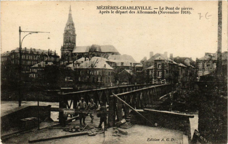 Carte postale ancienne Charleville Le Pont de pierre, apres le départ des Allemands