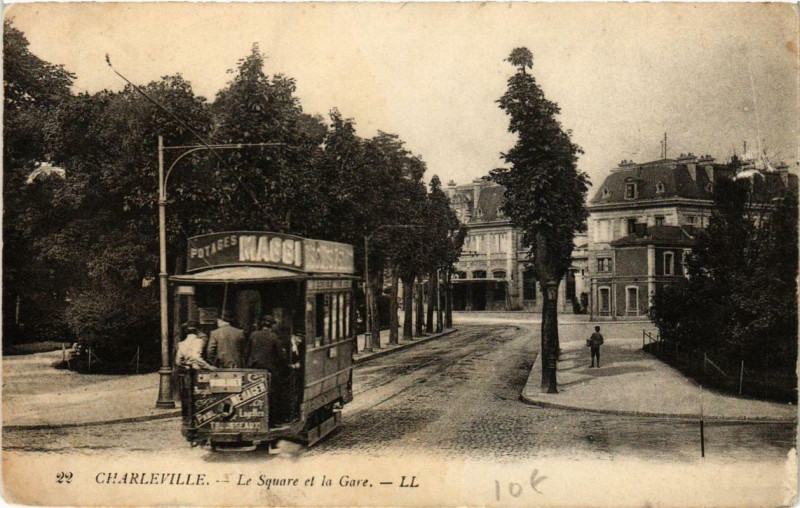 Carte postale ancienne Charleville Le Square et la Gare