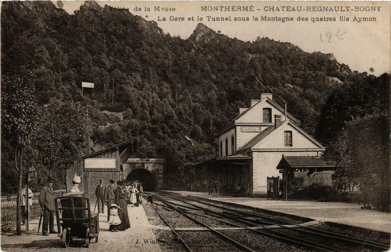 Carte postale ancienne Montherme La Gare et le Tunnel sous la Montagne à Monthermé