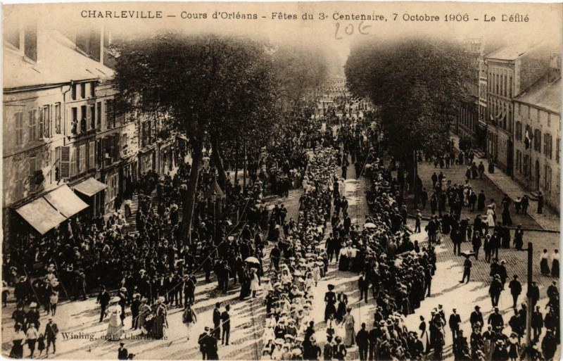 Carte postale ancienne Charleville Cours d'Orleans, Le Defile