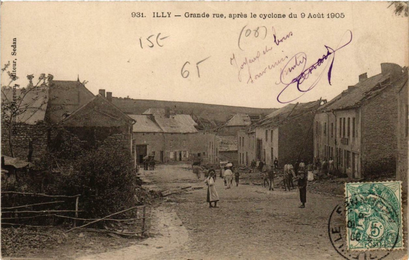 Carte postale ancienne Illy Grande rue, apres le cyclone du 9 Aout 1905 à Illy
