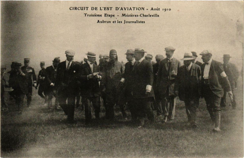 Carte postale ancienne Charleville Auburn et les Journalistes
