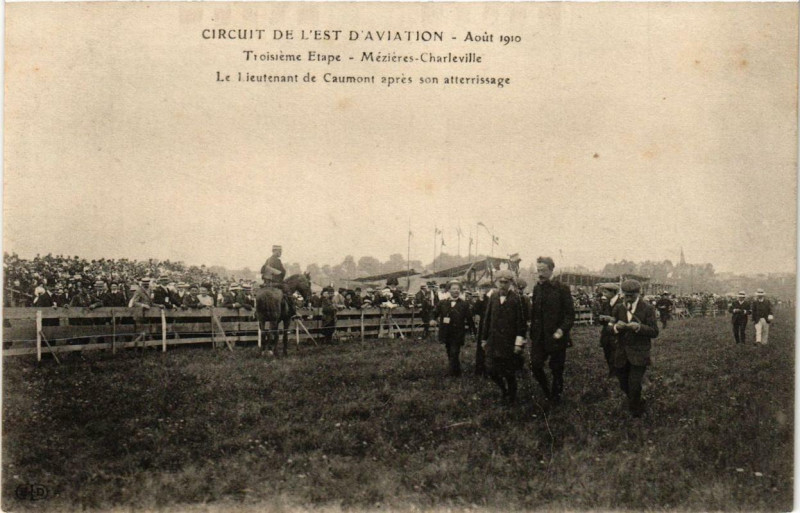 Carte postale ancienne Charleville Le Lieutenant de Caumont apres son atterrissage à Son