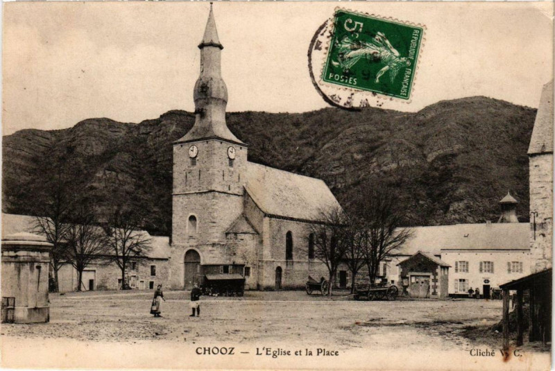 Carte postale ancienne Chooz Eglise et la Place à Chooz