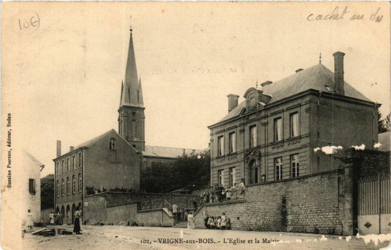 Carte postale ancienne Vrigne-aux-Bois Eglise et la Mairie à Vrigne aux Bois