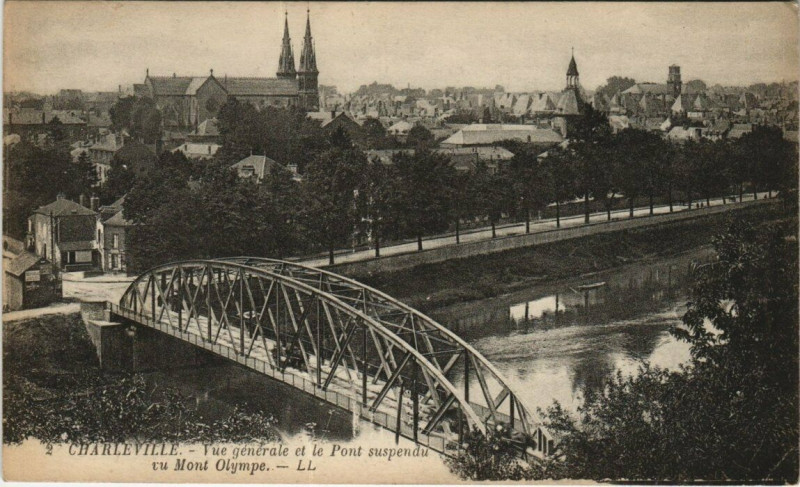 Carte postale ancienne Charleville - Vue générale et le pont suspendu