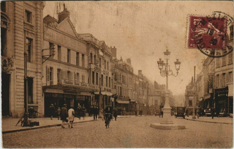 Carte postale ancienne Charleville - La rue thiers