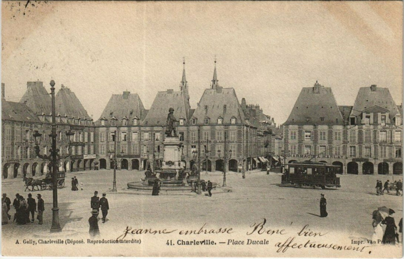 Carte postale ancienne Charleville - Place ducale
