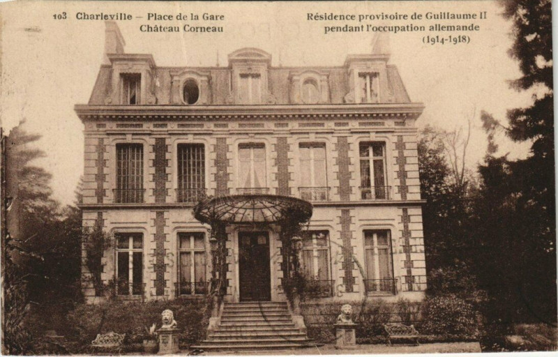 Carte postale ancienne Charleville - Place de la gare