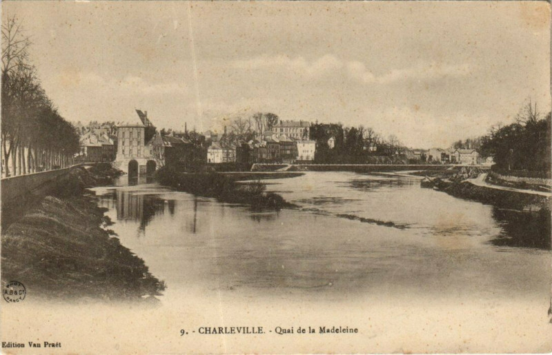 Carte postale ancienne Charleville - Quai de la madeleine