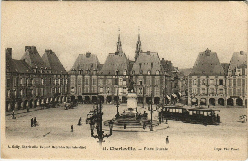 Carte postale ancienne Charleville - Place ducale