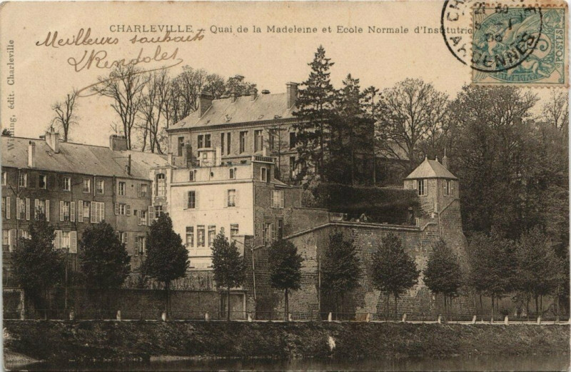 Carte postale ancienne Charleville - Quai de la madeleine et Ecole normale