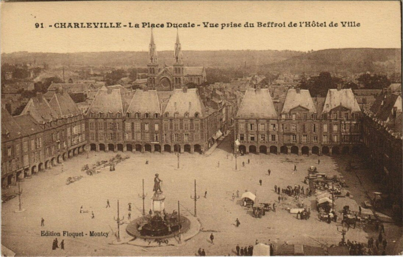 Carte postale ancienne Charleville - La place ducale