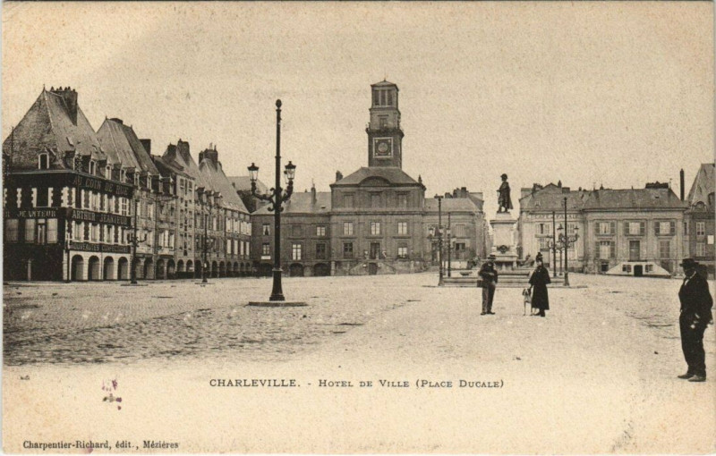 Carte postale ancienne Charleville - Hotel de ville