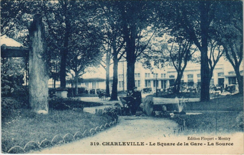 Carte postale ancienne Charleville - Le square de la gare la source