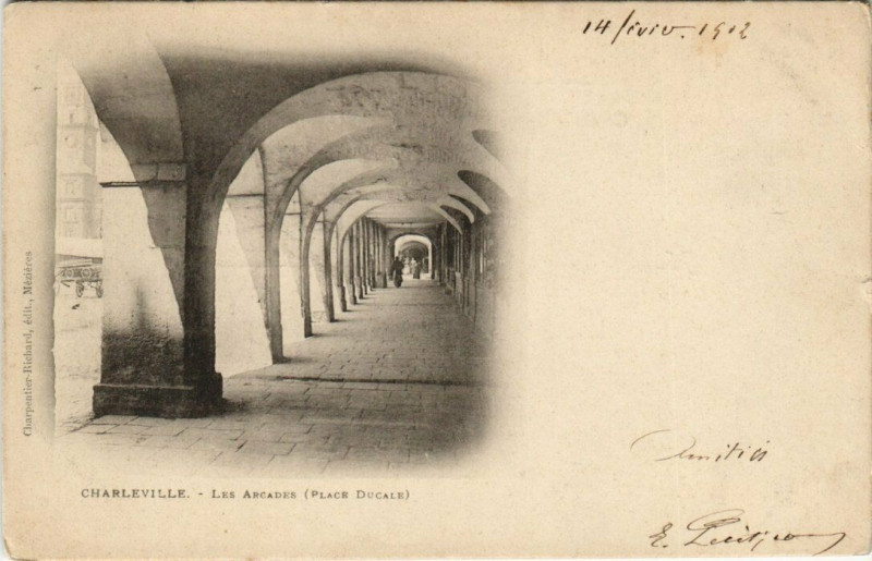 Carte postale ancienne Charleville - Les arcades