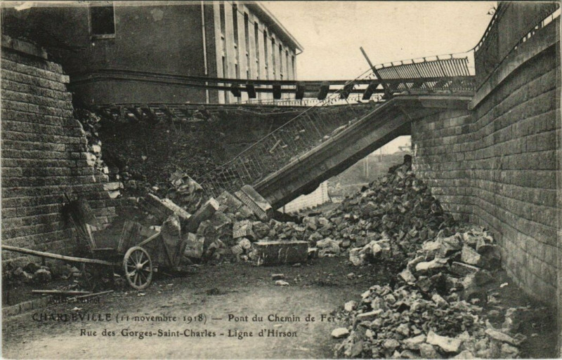 Carte postale ancienne Charleville - Pont du chemin de fer