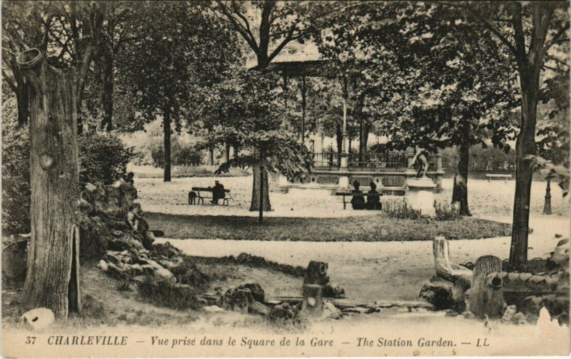 Carte postale ancienne Charleville - Vue prise dans le square de la gare