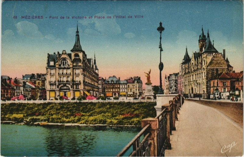 Carte postale ancienne Mezieres - Pont de la victoire et place de l'hotel de ville