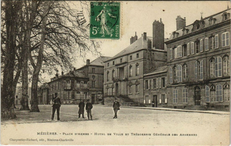 Carte postale ancienne Mezieres - Place d'armes - hotel de ville et tresorerie