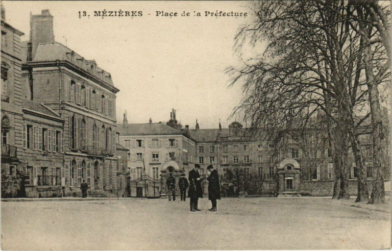 Carte postale ancienne Mezieres - Place de la prefecture