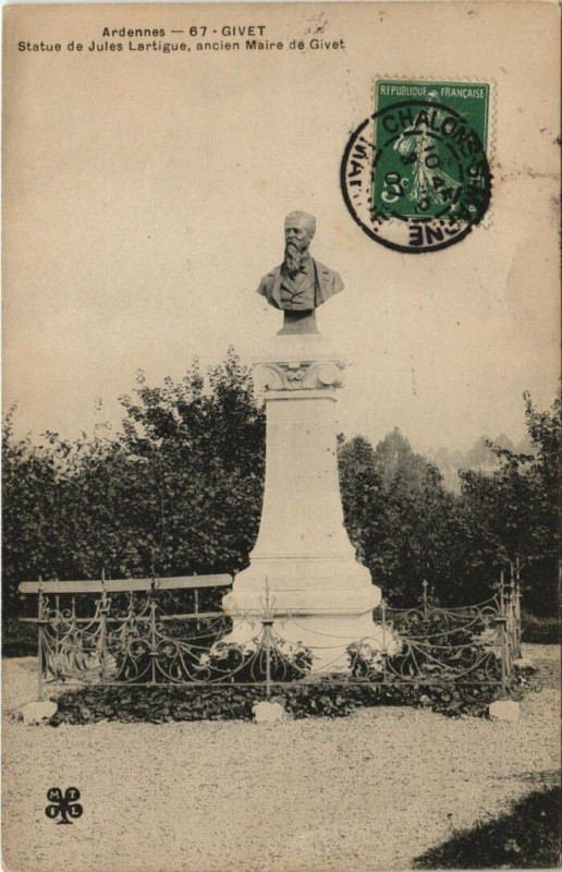 Carte postale ancienne Givet - statue de jules lartigue ancien maire de Givet à Givet