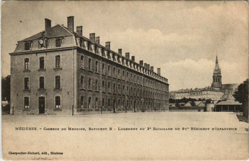 Carte postale ancienne Mezieres - Caserne du merbion batiment b
