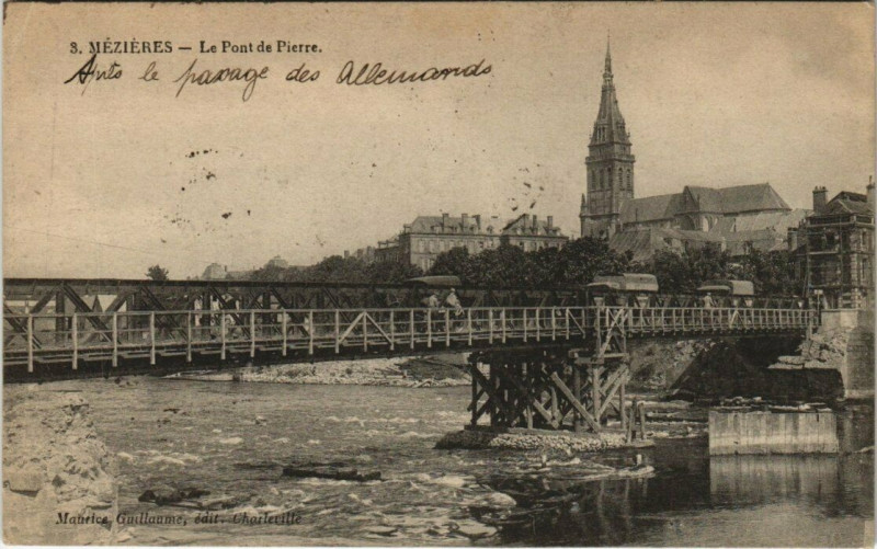 Carte postale ancienne Mezieres - Le pont de pierre
