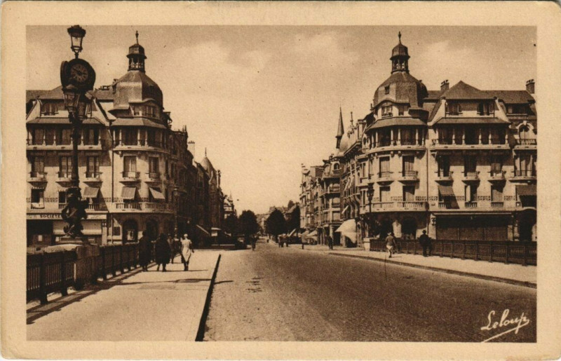 Carte postale ancienne Mezieres - Avenue d'arches