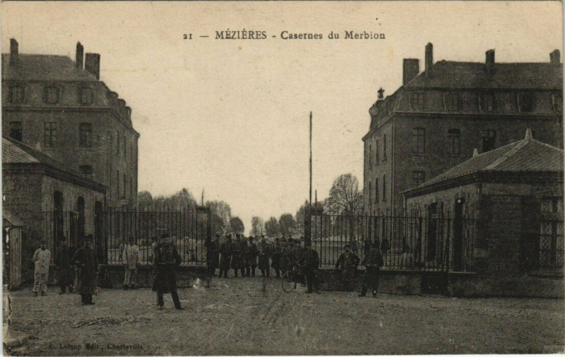 Carte postale ancienne Mezieres - Casernes du merbion