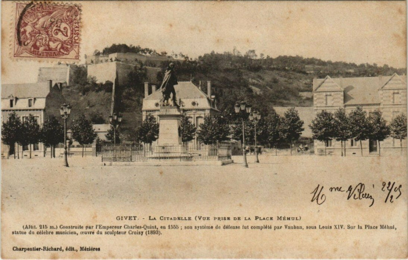 Carte postale ancienne Givet - La citadelle (vue prise de la place mehul ) à Givet
