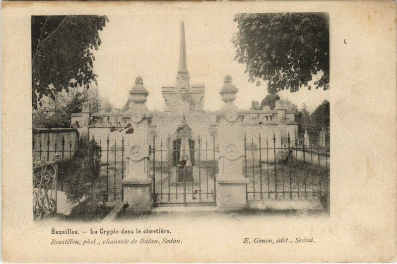 Carte postale ancienne Bazeilles - La crypte dans le cimetiere à Bazeilles