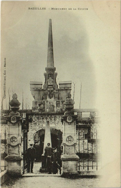 Carte postale ancienne Bazeilles - Monument de la crypter à Bazeilles