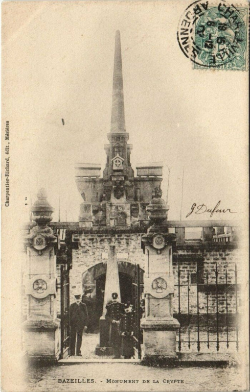 Carte postale ancienne Bazeilles - Monument de la crypte à Bazeilles