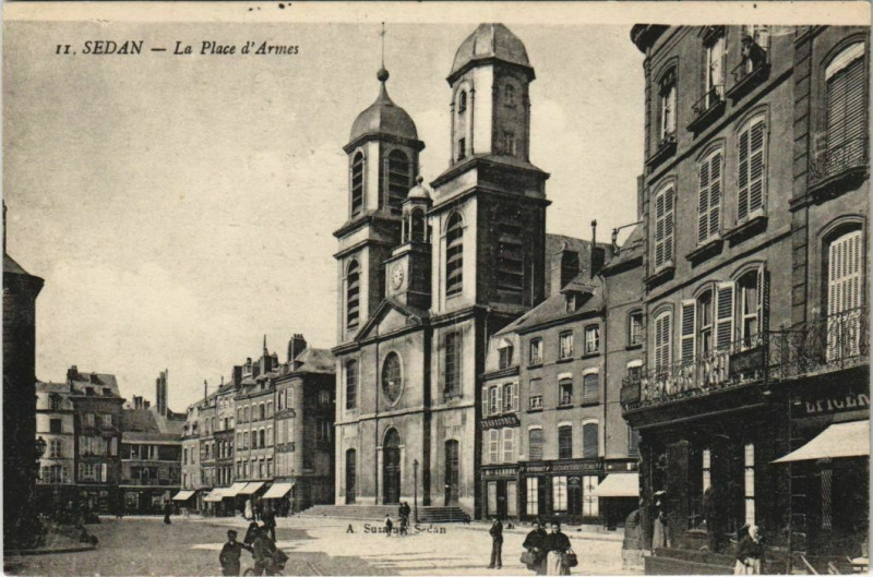 Carte postale ancienne Sedan - La Place d'Armes à Sedan