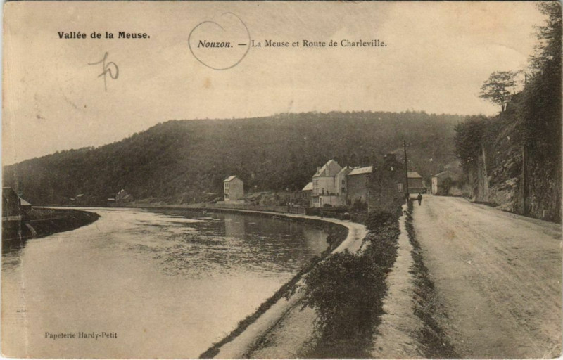 Carte postale ancienne Nouzon - La Meuse et Route de Charleville