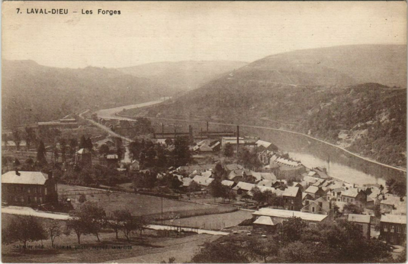 Carte postale ancienne Laval-Dieu - Les Forges