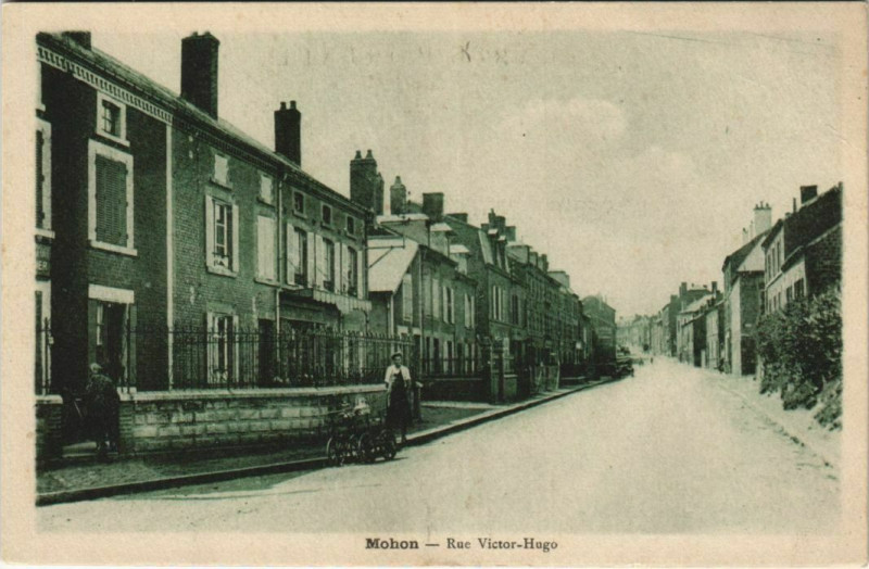 Carte postale ancienne Mohon - Rue Victor-Hugo