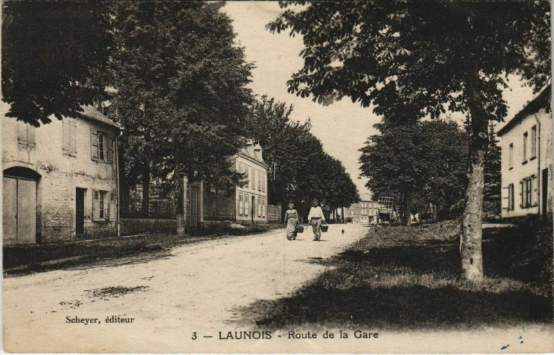 Carte postale ancienne Launois - Route de la Gare