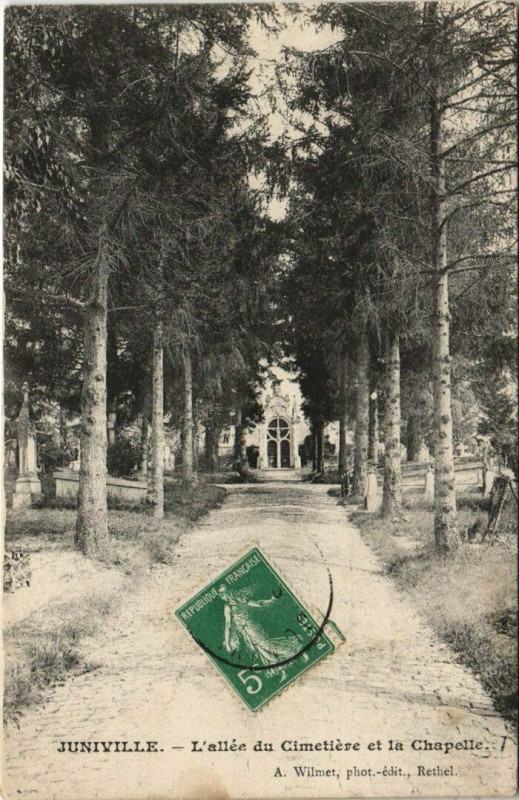 Carte postale ancienne Juniville - L'allee du Cimetiere et la Chapelle à Juniville