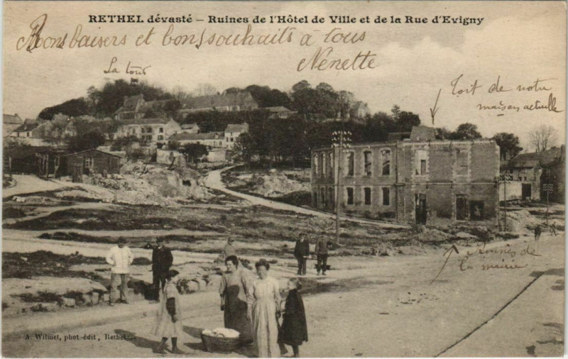 Carte postale ancienne Rethel - Ruines de l'Hotel de Vlle et de la Rue d'Evigny à Rethel