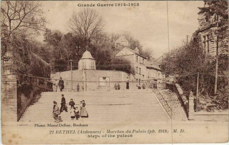 Carte postale ancienne Rethel - Marches du Palais à Rethel