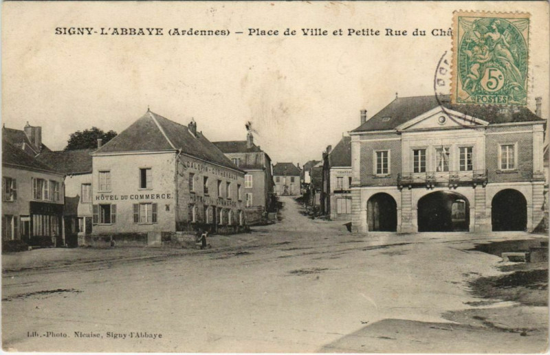 Carte postale ancienne Signy-l'Abbaye - Place de Ville et Petite Rue du Cha à Signy-l'Abbaye