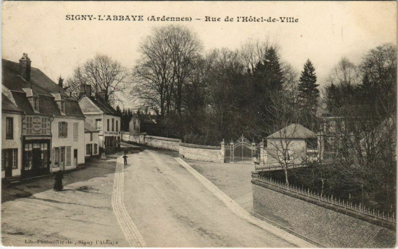 Carte postale ancienne Signy-l'Abbaye - Rue de l'Hotel de Ville à Signy-l'Abbaye