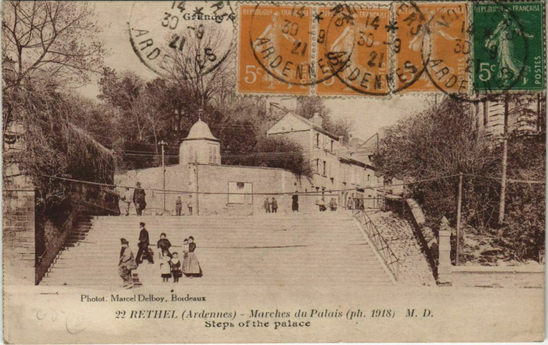 Carte postale ancienne Rethel - Marches du Palais à Rethel
