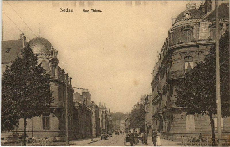 Carte postale ancienne Sedan - Rue Thiers à Sedan