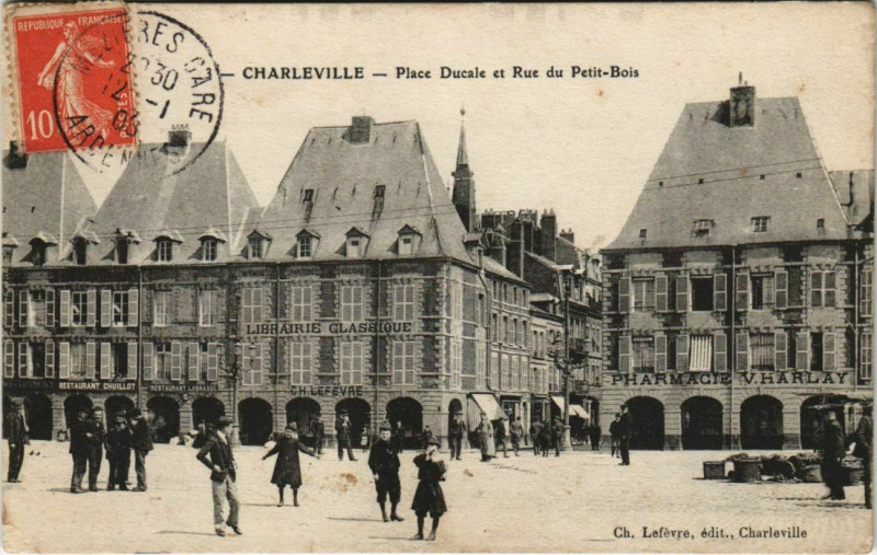 Carte postale ancienne Charleville - Place Ducale et Rue du Petit-Bois