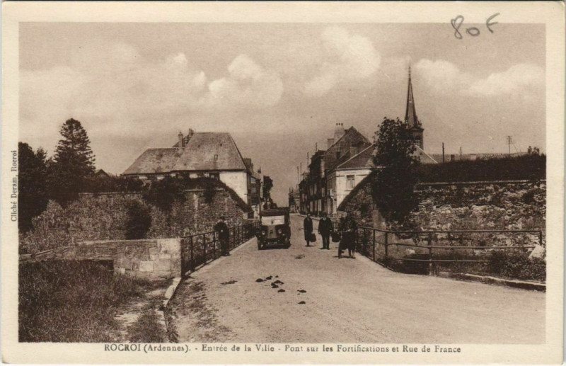 Carte postale ancienne Rocroi - Entree de la Vallée à Rocroi